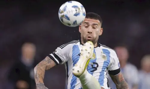 Nicolas Otamendi punge Raphinha