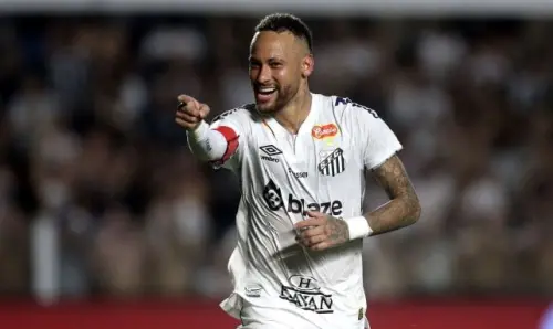 Una ragazza escort rivela di essere incinta dopo un incontro a tre con Neymar