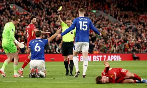 Premier League: le scuse degli arbitri dopo il tackle assassino di Tarkowski