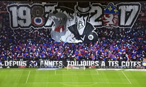 OL: i tifosi espongono uno striscione anti-PSG e insultano Nasser Al-Khelaïfi