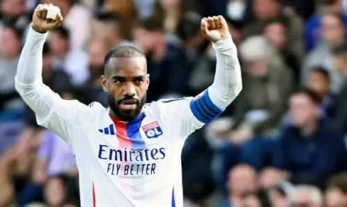 OL: Alexandre Lacazette supera Jean-Pierre Papin