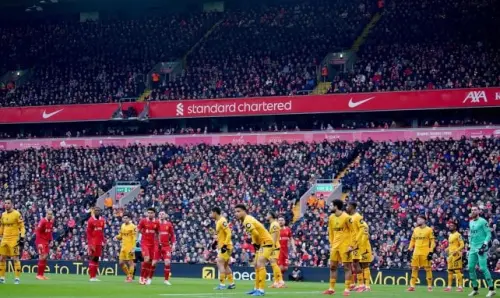 Un ex giocatore del Liverpool aggredito con una granata a casa sua!